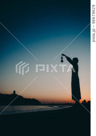 ランタンを持った若い女性の写真 ランタンを持った若い女性の写真 96678629