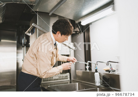 厨房の業者 96678734