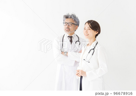 白衣を着た男性と女性　 96678916