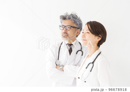 白衣を着た男性と女性　 96678918