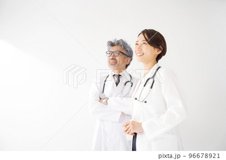 白衣を着た男性と女性 白衣を着た男性と女性 96678921