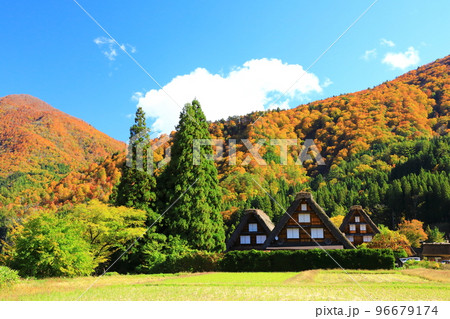 秋の白川郷 紅葉の合掌造り集落 秋の白川郷 紅葉の合掌造り集落 96679174