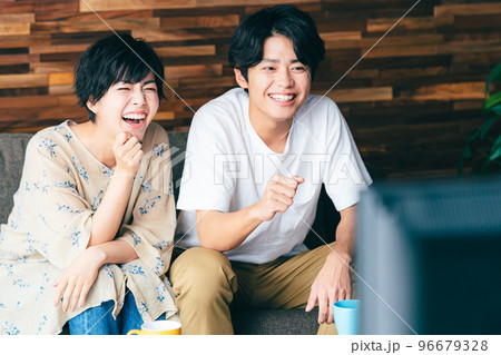 テレビを見る若いカップル テレビを見る若いカップル 96679328