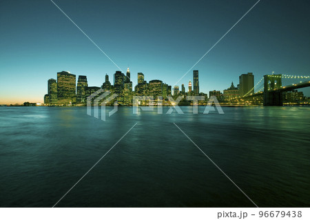 Lower Manhattan skyline at blue hour from...の写真素材 [96679438