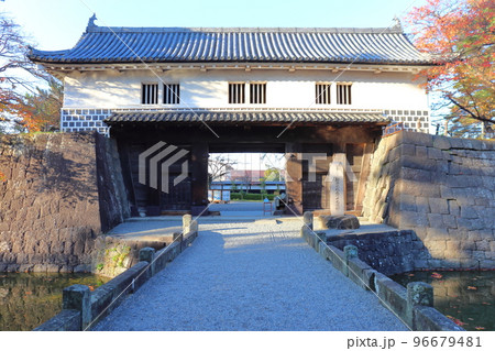紅葉シーズンの新発田城 表門（新潟県新発田市） 96679481