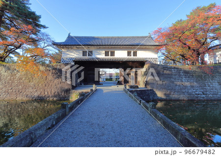 紅葉シーズンの新発田城 表門（新潟県新発田市） 96679482