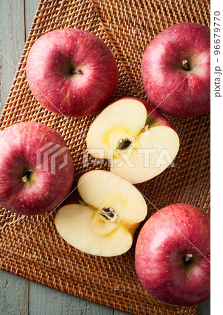 蜜入りのりんご　サンふじ 96679770