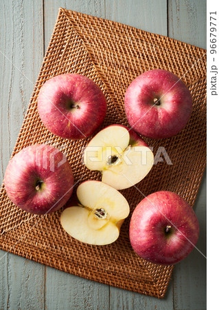 蜜入りのりんご　サンふじ 96679771