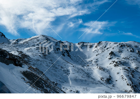 冬の立山黒部アルペンルート、雄山、大汝山、富士ノ折立稜線を臨む 96679847