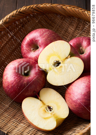 蜜入りのりんご　サンふじ 96679858