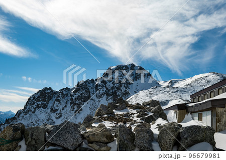 冬の立山黒部アルペンルート、一の越からの龍王岳、浄土山、鬼岳を見上げる 96679981