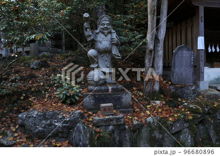 宝登山神社 境内の恵比寿様 宝登山神社 境内の恵比寿様 96680896
