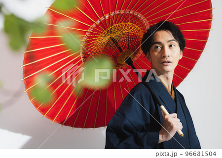 着物の男性 番傘 着物の男性 番傘 96681504