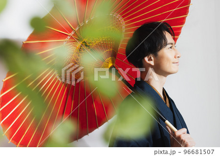 着物の男性　番傘 96681507