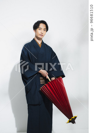 着物の男性 番傘 着物の男性 番傘 96681510