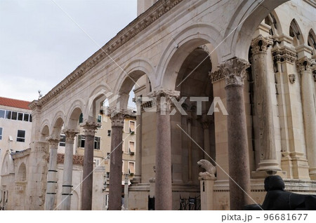 スプリット ディオクレティアヌス宮殿のペリスティルと呼ばれる中庭 スプリット ディオクレティアヌス宮殿のペリスティルと呼ばれる中庭 96681677