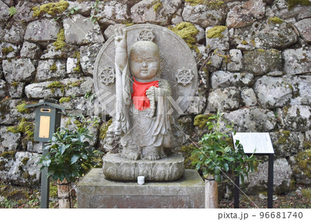 比叡山延暦寺にある、三本指をたてた可愛いお地蔵さん 96681740