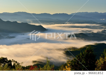 鳥見山からの宇陀盆地の雲海 鳥見山からの宇陀盆地の雲海 96681852