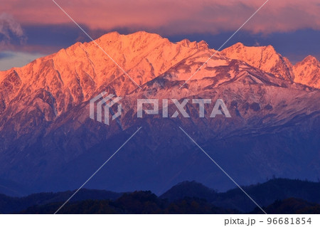 小川村からの朝焼けの北アルプス 96681854