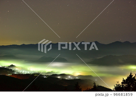 鳥見山からの宇陀盆地の雲海 96681859