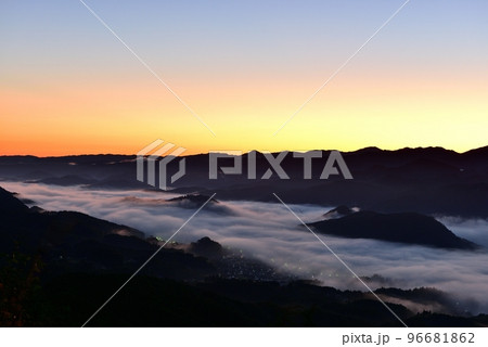 鳥見山からの宇陀盆地の雲海 96681862