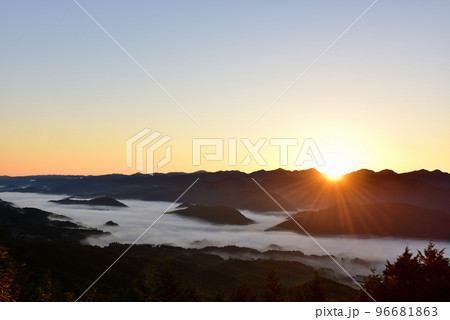鳥見山からの宇陀盆地の雲海 96681863