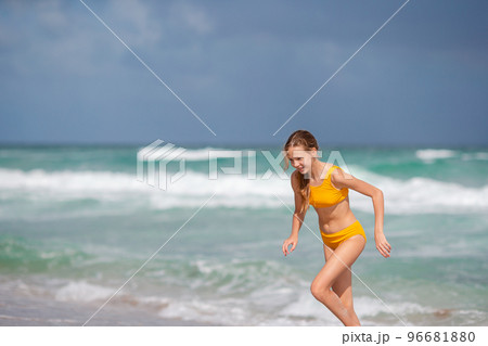 Adorable little girl have fun at tropical beach during vacation 96681880