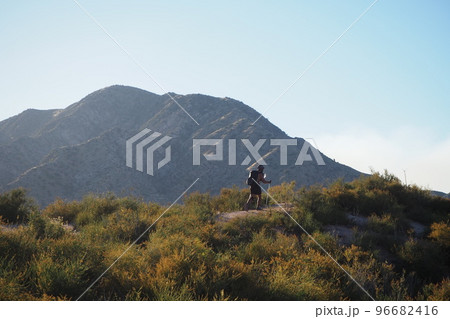 ロングディスタンスハイキングを楽しむアメリカ人 96682416