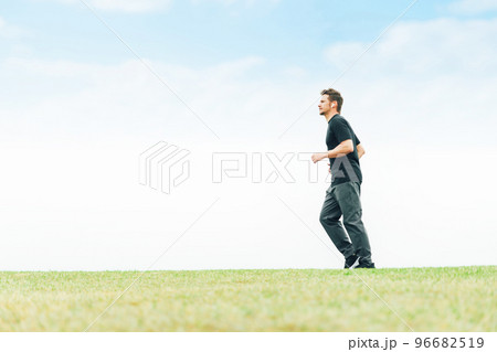 公園で軽くランニングをする白人男性（ゆっくり走る） 96682519