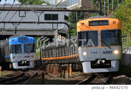 京王1000系 井の頭線 離合する1757Fライトブルー編成と1784Fオレンジベージュ編成 京王1000系 井の頭線 離合する1757Fライトブルー編成と1784Fオレンジベージュ編成 96682570