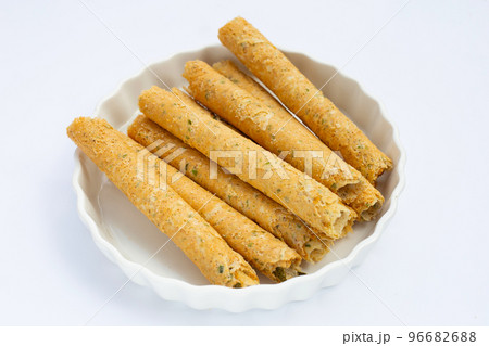 Crispy egg rolls with seaweed Crispy egg rolls with seaweed 96682688