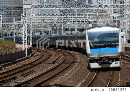 山手線の線路を走るE233系1000番台京浜東北線　有楽町 96683375
