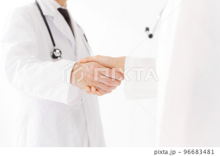握手をする白衣の人々 96683481