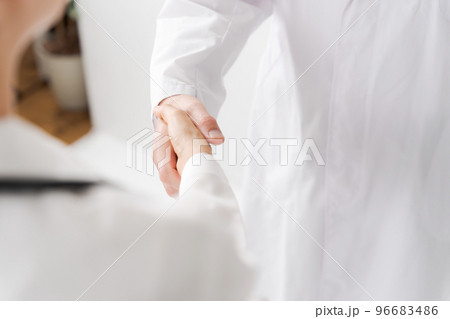 握手をする白衣の人々 96683486