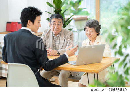 シニア、営業、パソコン、リフォーム、男性、営業マン、人物、日本人、高齢者、夫婦、ビジネス、資産運用 シニア、営業、パソコン、リフォーム、男性、営業マン、人物、日本人、高齢者、夫婦、ビジネス、資産運用 96683619