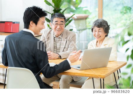 シニア、営業、パソコン、リフォーム、男性、営業マン、人物、日本人、高齢者、夫婦、ビジネス、資産運用 96683620