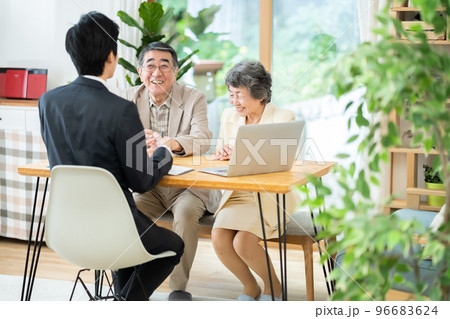 シニア、営業、パソコン、リフォーム、男性、営業マン、人物、日本人、高齢者、夫婦、ビジネス、資産運用 シニア、営業、パソコン、リフォーム、男性、営業マン、人物、日本人、高齢者、夫婦、ビジネス、資産運用 96683624