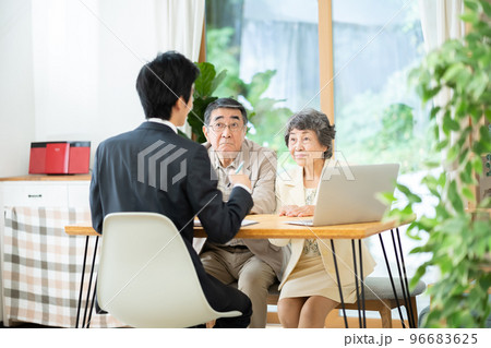 シニア、営業、パソコン、リフォーム、男性、営業マン、人物、日本人、高齢者、夫婦、ビジネス、資産運用 96683625