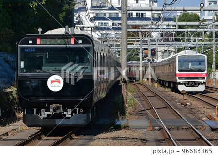 並走する黒い山手線E235系トウ15編成と209系500番台ケヨ34編成京葉線 並走する黒い山手線E235系トウ15編成と209系500番台ケヨ34編成京葉線 96683865