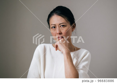 怒っている日本人ミドル女性 96683886