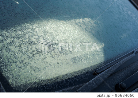 霜が降りた車のフロントガラス 96684060