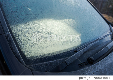 霜が降りた車のフロントガラス 霜が降りた車のフロントガラス 96684061