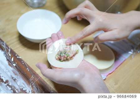 透明感の肌色の指手で餃子を作る 96684069