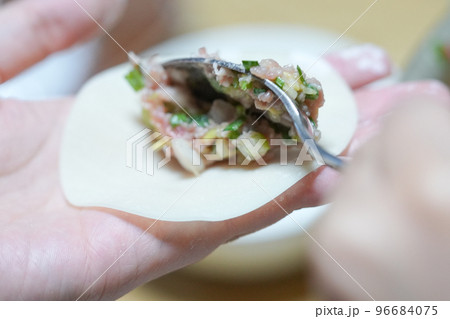 透明感の肌色の指手で餃子を作る 透明感の肌色の指手で餃子を作る 96684075