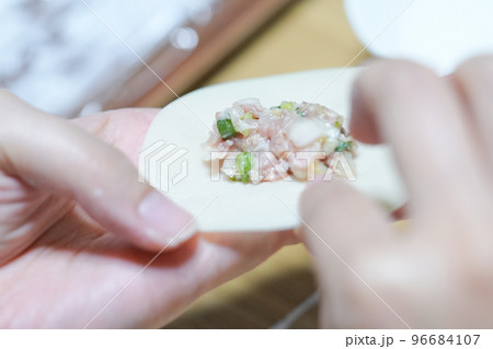 透明感の肌色の指手で餃子を作る 透明感の肌色の指手で餃子を作る 96684107