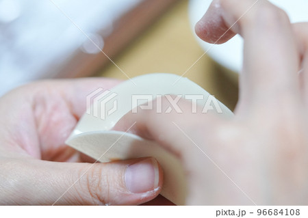 透明感の肌色の指手で餃子を作る 透明感の肌色の指手で餃子を作る 96684108