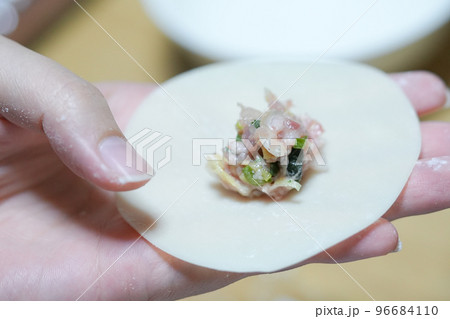 透明感の肌色の指手で餃子を作る 96684110