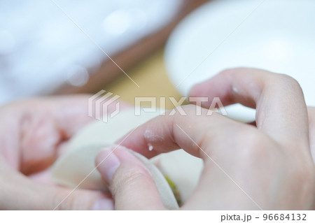透明感の肌色の指手で餃子を作る 透明感の肌色の指手で餃子を作る 96684132