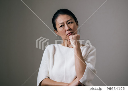 勘繰る日本人ミドル女性 勘繰る日本人ミドル女性 96684196