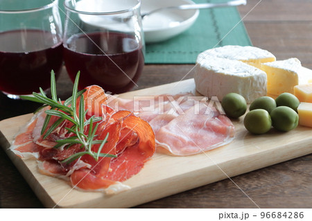 生ハムとオリーブとチーズ　ワインでカジュアルパーティー 96684286